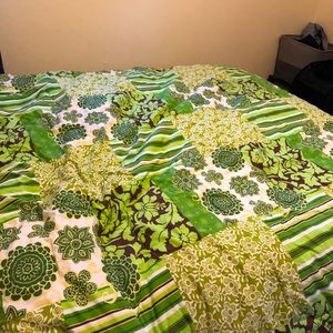 Comforter, reversible design! Fits full bed.